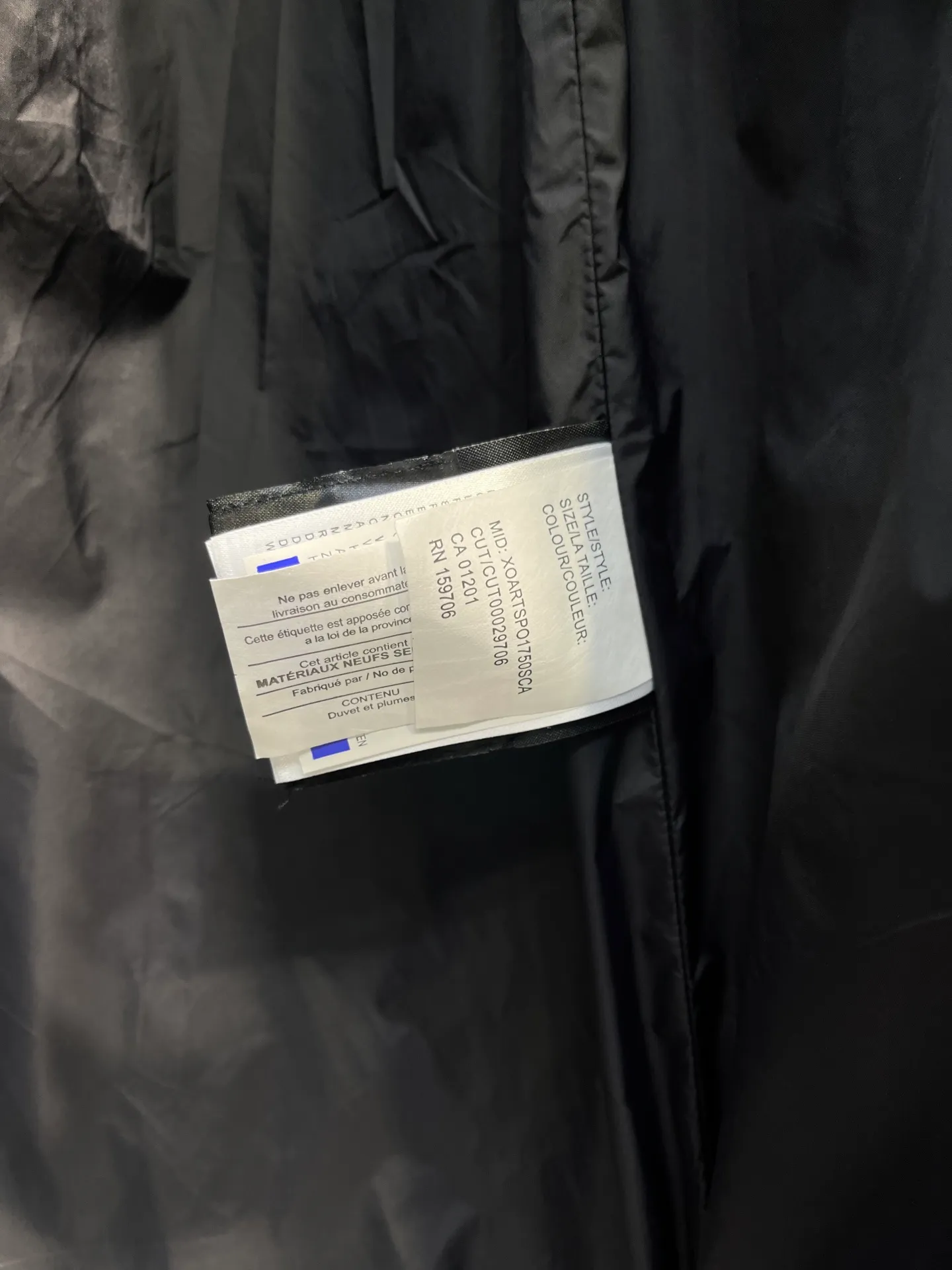 P860 graphite gray) CANADA GOOSE parka 22 styles ➖ Genuine synchronous anti-counterfeiting chip sensor! ➖ Imported 21-count polyester-cotton blended original fabric [last year’s 16-count/18-count hard fabrics have been completely eliminated, this year all use 21-count genuine synchronous fabrics, the soft mid-strap feels delicate and textured], genuine synchronous Feather-Light 10D waterproof coating fabric, made of 84.5 polyester fiber and 15.5 cotton, 100% the best feel in the entire network! ➖ The genuine official website is synchronized with the national standard 80 white duck down, you can check the official website customer service, there will never be a series of misleading claims such as 90 down or goose down! ➖ Using the best nylon lining with double double-layer sealing design, velvet-proof No. 7 needle + grid-filled down ready-made garments, there is 100% no so-called velvet running! ➖ The cuffs are designed with thickened seamless threads, and the collar and pockets are lined with top-quality polar fleece to keep you warm and comfortable! ➖ Yoshida YKK provides original custom-made electroplated sliders. YKK two-way lockable zippers are tight and smooth and will not peel off paint! ➖ 3M composite guarantees that the Velcro is the same as the original, durable, and all accessories and hardware are custom-made! ➖ Imported BEHRINGER embroidery machine to customize the 10,000-needle embroidery logo, 98% of which can be reproduced to restore the original logo. You can check and compare on the official website! ➖ The fur collars are all made of large pieces of Western Canadian blue wolf hide, ensuring that each fur collar is 13-15cm wide! size：xs-xl